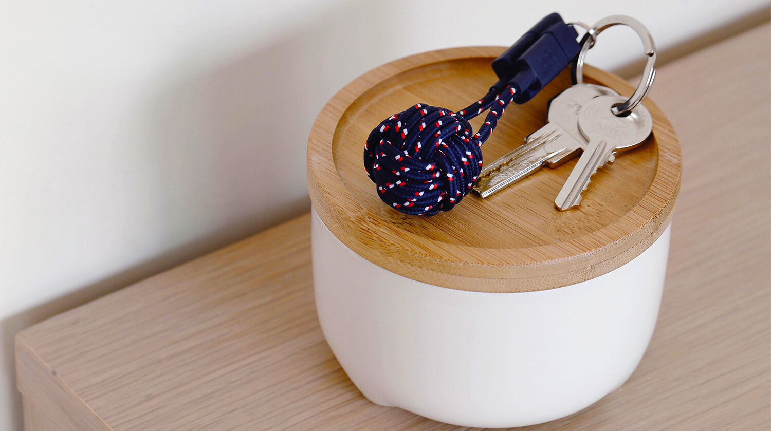 Native Union Key Cable Lightning Marine с ключами на столе