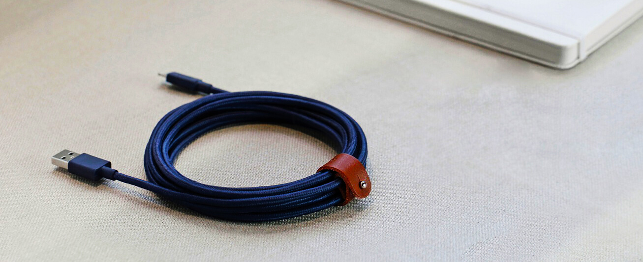 Native Union Belt Cable Lightning Marine на столе