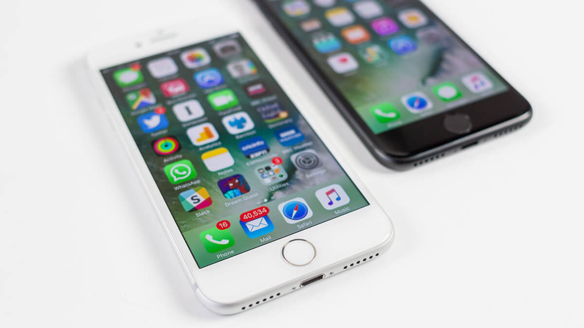 iPhone 7 серебрянный и черный